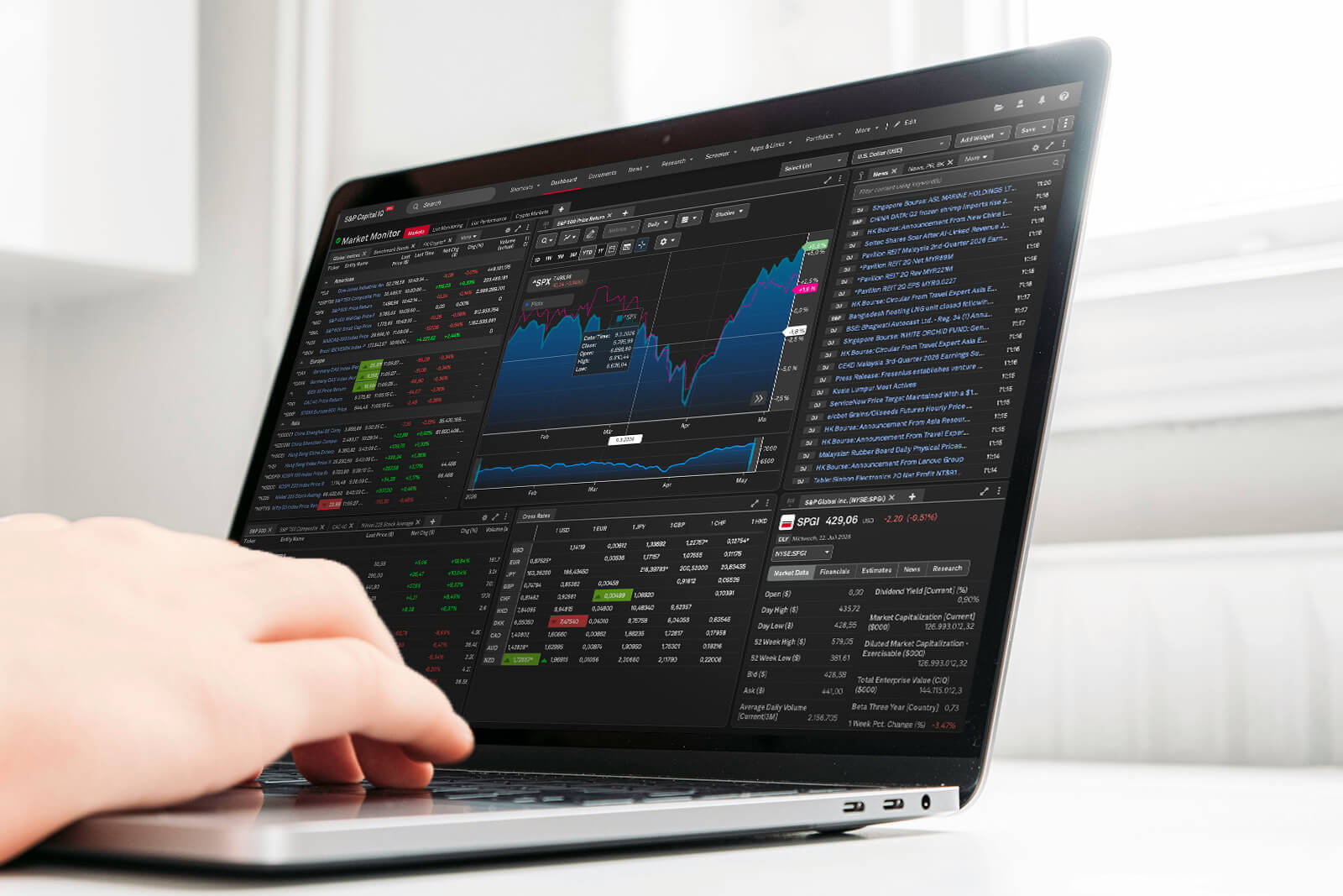M&A Associate von ARTHOS arbeitet mit modernste M&A-Software-Tools am Laptop